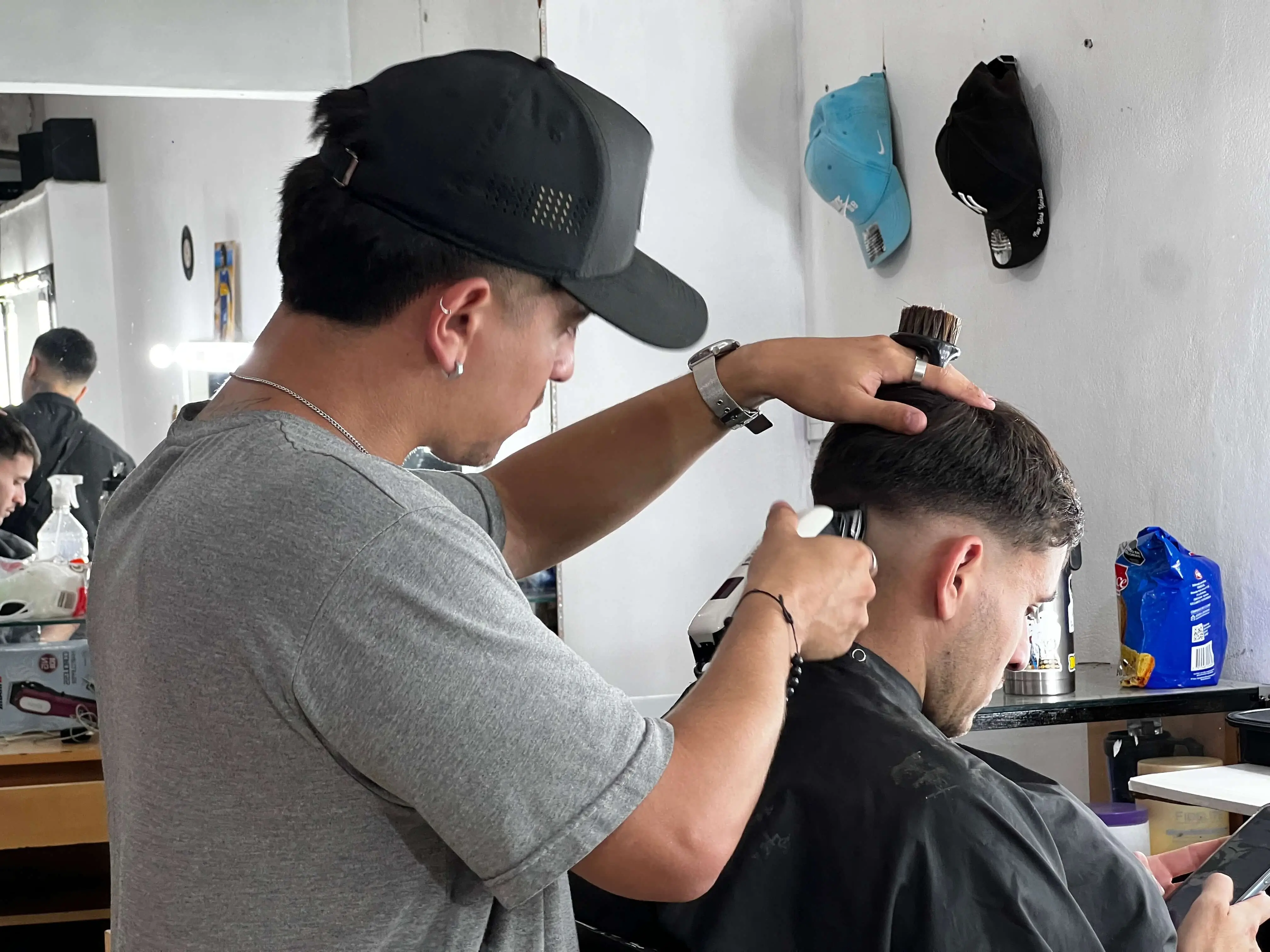 barbero cortando el pelo 5